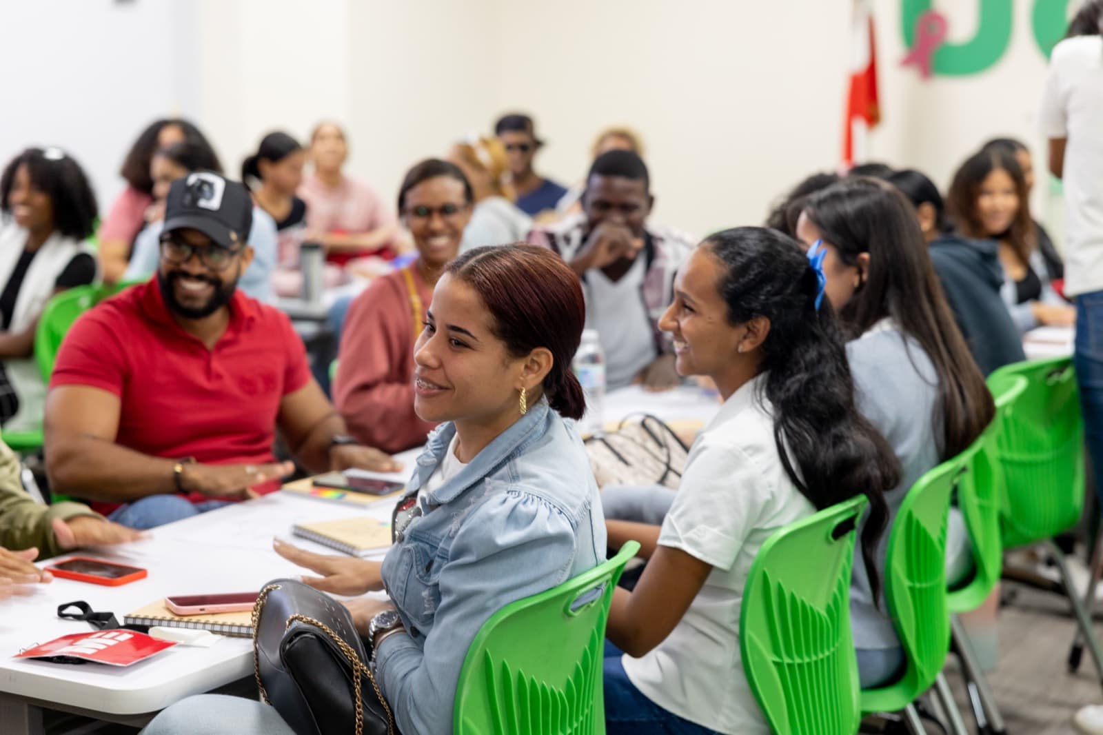 Participantes durante una sesión presencial de Crece Con Métricas